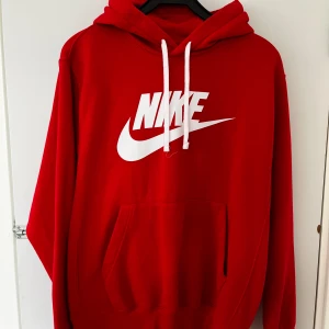 Nike Hoodie Röd M  - En fin Nike hoodie nyskick bara använt 1 gång för den är för stor.  Storleken är M loose så den är rätt stor. Ny pris 749:- För mer information skriv 