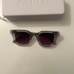 Säljer ett par Chimi solglasögon. Har använts ett par gånger men är fortfarande i mycket bra skick