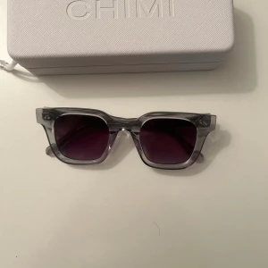Chimi 04 - Säljer ett par Chimi solglasögon. Har använts ett par gånger men är fortfarande i mycket bra skick