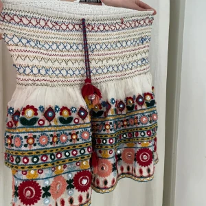 ZARA KJOL - Säljer denna kjolen från zara, mycket efterfrågad❤️kontakta för mer bilder eller info🫰🫰🫰🫰🫰