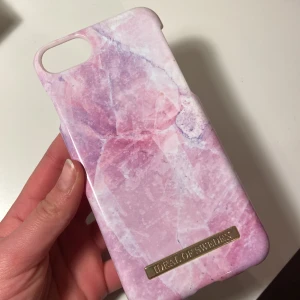 Magiskt mobilskal🤩 För iPhone 8/7/6/6s/SE - En ”liten” bit har gått sönder på sidan men absolut inget man märker!💖😉
