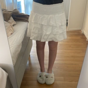 Söt kjol - Väldigt söt kjol från SHEIN som är 10/10 i skicket💓 Skriv privat för fler bilder och frågor 