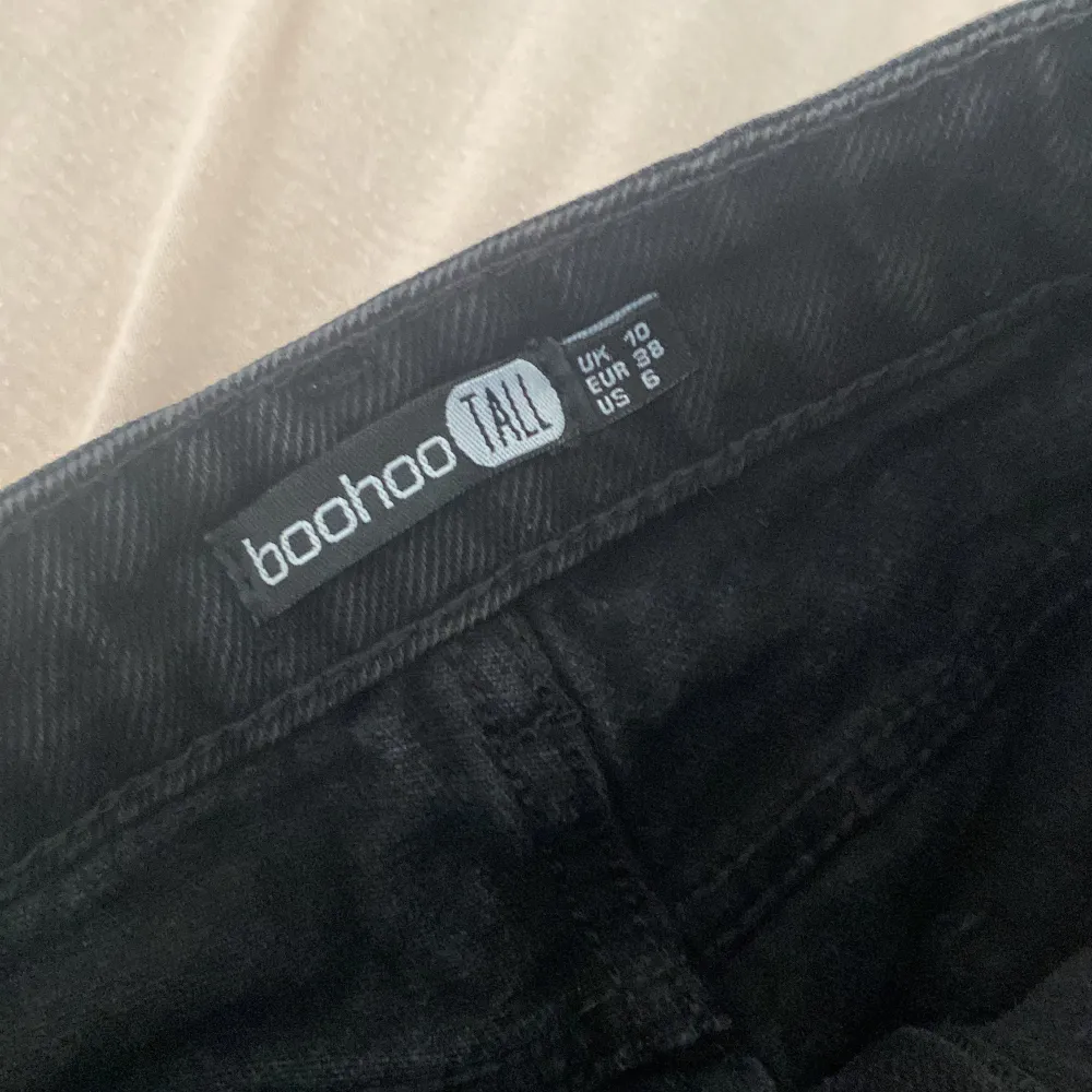 Ett par svarta utsvängda jeans från boohoo TALL i storlek 38. Fickor fram och back . Jeans & Byxor.
