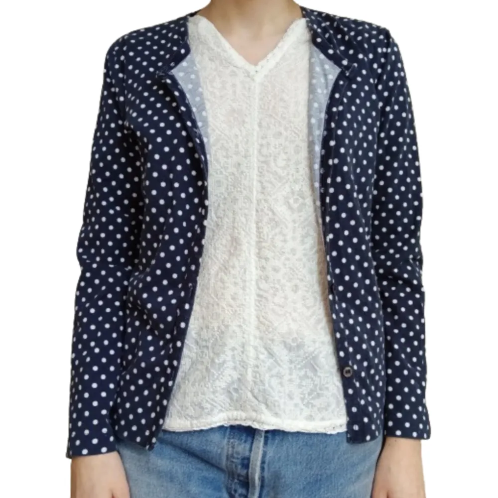 Mörkblå prickig tröja från ett sammanbete mellan H&M och Comme des Garços. Har även en matchande kofta. Båda tröjorna för 325 kr. Tröjan är i använt skick, har blivit lite ljusare i färgen. Tröjor & Koftor.