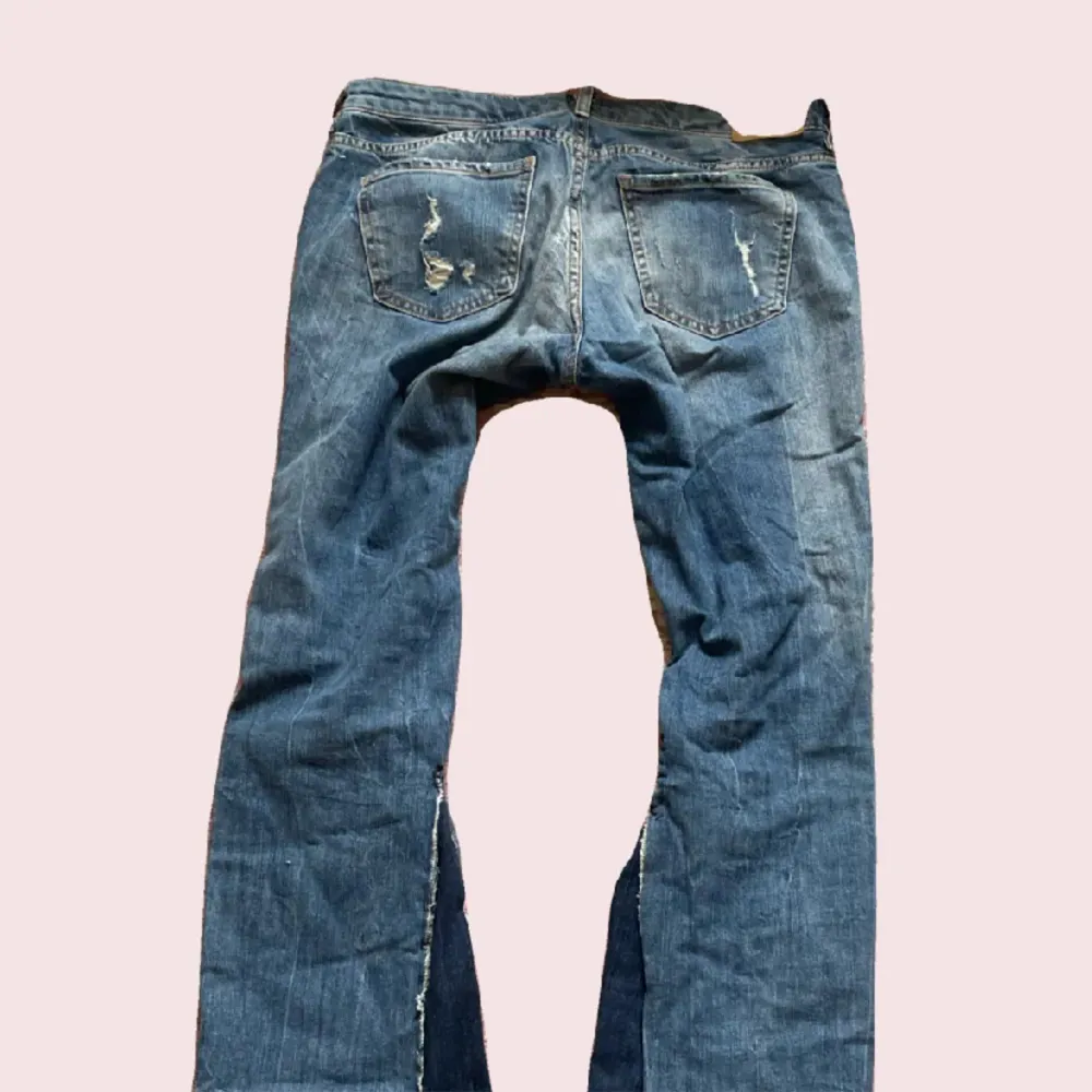 Super snygga lågmidjade jeans! Säljer då de inte kommer till andvändning. Midja 39 cm tvärs över. Innerbenslängd 79 cm. . Jeans & Byxor.