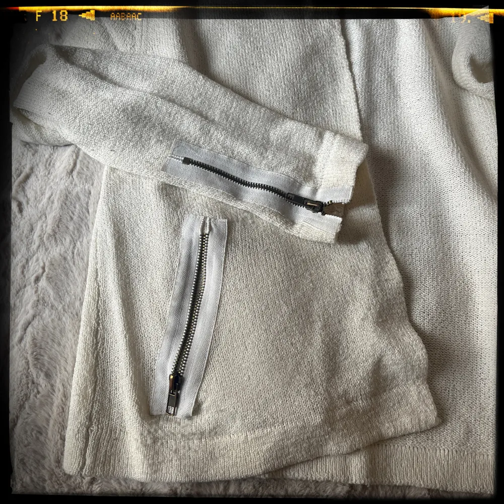 Stickad tröja, 3/4-ärm och detalj på överarmen. Off white. Använd. Stl M/L. Tröjor & Koftor.