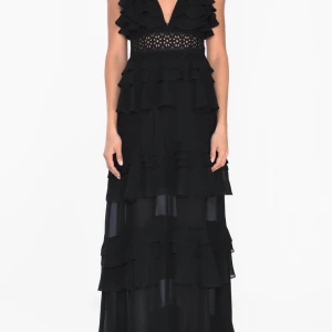 True decadence ❤️BALKLÄNNING❤️ - Säljer denna fina balklänning (fast i marinblå) som tyvärr var för stor för mig, så helt ny med lapp kvar! Jättefin modell som är helt slutsåld! Köpt för 2500 kr men säljer för 1900 kr 💕 Kontakta för fler bilder ⭐️ Kan mötas upp eller frakta❤️