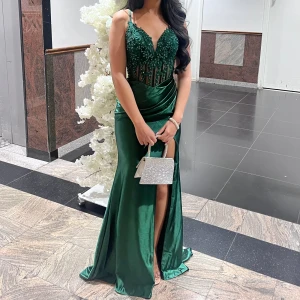 Balklänning  - Säljer min balklänning som endast är använd en kväll. Passar både S/Xs då den är justerbar med snören. Ryggen är öppen och låg. Köpt i festbutiken SASHA.brudfest i Södertälje. Skriv privat för fler bilder❤️Inköpspris: 4200kr, pris går att diskuteras