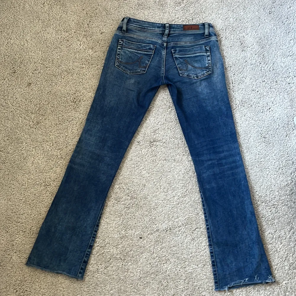 Säljer dessa ltb jeans pga hon jag köpte av gav fel mått och sa inte att dem hade av klippta ben, de är alltså mycket kortare än 25/34. Säljer dem väldigt billigt pga dom avklippta benen måtten är 35 cm i midjan och innerbens längd 73cm. Jeans & Byxor.
