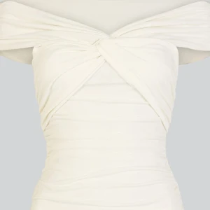 Sommartopp  - Sjukt snygg off shoulder topp som passar perfekt till sommaren! Slutsåld på BikBoks hemsida. Inga tecken på användning. Passar perfekt på mig som brukar ha S. Skriv för egna bilder!🩷