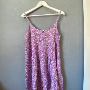 Blommig klänning - Säljer den här blommiga vardagsklänningen som passar perfekt nu i sommar☀️🌸 Jättesöt och är perfekt för att dra på sig på en stranddag💕☀️