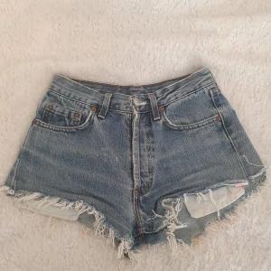 Levi's 501 shorts!!  - Levi's 501 jättefina blåa jeansshorts köpta på erikshjälpen! Säljer på grund av tyvärr för små 😭💕 står ingen storlek men skulle tro XS, midjemått rakt över är 32 cm!