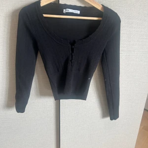 Zara topp  - Säljer en jätte gullig Zara topp i svart pågrund av att jag tröttnat på den💞