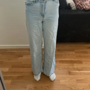 Ljus blå byxor från Lindex. - Jätte bra skick knappt använda. Storlek 158-164 jag är 158cm och passar nästan perfekt!  