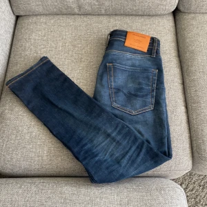 Jack and Jones Jeans  - Ett var tvär feta Jeans från Jack&Jones. I storlek W28 L30. Inga skador eller trasiga sömmar. Köpte dom för 1100kr på Jeansbolaget för 2 Månader sedan. Priset kan sänkas och kontakta mig om ni har några frågor.