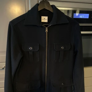 John henrick jacka  - John henrick jacka i storlek S