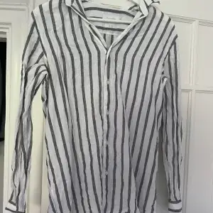 Massimo dutti skjorta   Köpt i Spanien i affär  Nypris 549kr Jätte skönt material och fin till sommaren