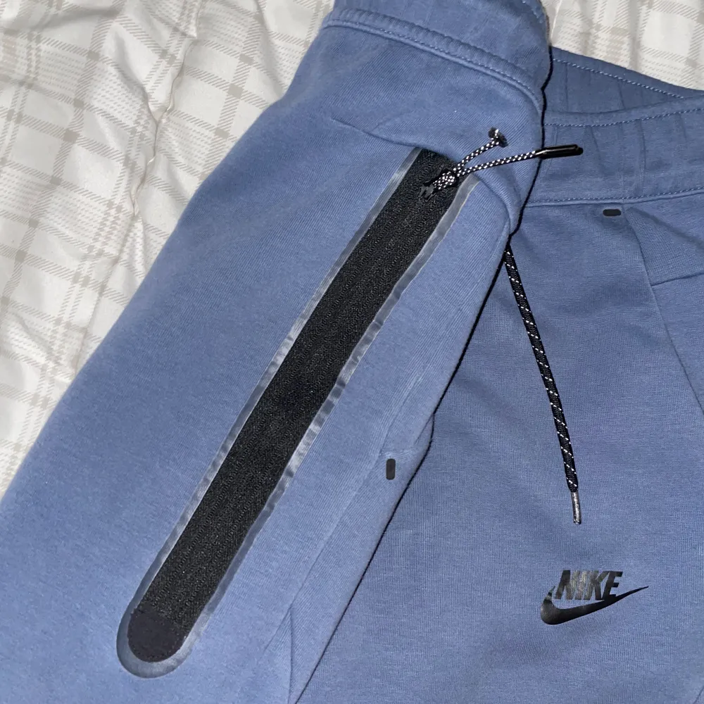 Hej jag har ett par Nike tech byxor som jag inte använder längre så dom är för salu pris kan diskuteras. Jeans & Byxor.