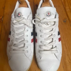 Moncler skor - Säljer Moncler pjucksen på grund av att jag behöver rensa garderoben lite… Dem är storlek 42, dem är helt okej skick men dem har små defekter, PRIS: 1999kr
