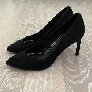 Svarta pumps  - Otroligt snygga klackskor i storlek 36 från bershka. Klacken är ca 10 cm höga. 