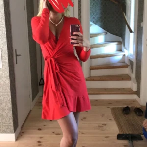 Röd omlottklänning - Jättefin omlottklänning från H&M. Jätteskön i materialet och sitter fint! Använd ca 5 gånger