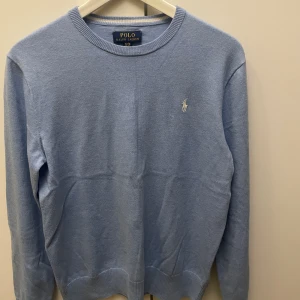 Stickad polo ralphlauren tröja - Säljer den här stickade tröjan från polo Ralph Lauren som är i ett mycket bra skick utan defekter och är knappt använt. Säljer den då den är för liten och inte används längre. För mer info eller frågor är det bara att skriva privat.