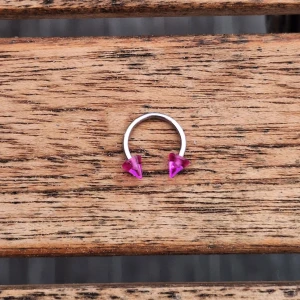 Septum piercing smycke  - Septumsmycke i kirurgiskt stål som passar 1.2mm. Säljer eftersom den inte kommit till användning efter jag köpt den (lägger ut fler av samma anledning).  (Rekommenderar att alltid rengöra smycket även om det är oanvänt eftersom de är öppnade.)