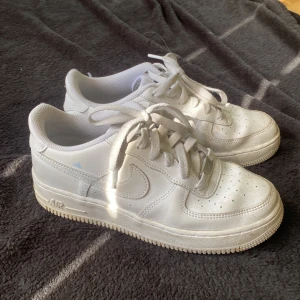 Air force - Air force 1  Använt 3 veckor Annas nya intr slitna!!  Storlek 38,5 Kontakta om någon fråga  Priset är prutbart 