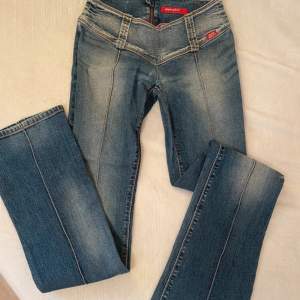 Miss sixty jeans i superbra skick med dragkedja bak, endast lite nedtrampade/smutsiga som syns på sista bilden. Knappt använda. Jag är 164💘 Midjemått : 34cm, innerben : 84cm