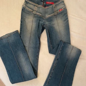 Vintage miss sixty jeans - Miss sixty jeans i superbra skick med dragkedja bak, endast lite nedtrampade/smutsiga som syns på sista bilden. Knappt använda. Jag är 164💘 Midjemått : 34cm, innerben : 84cm