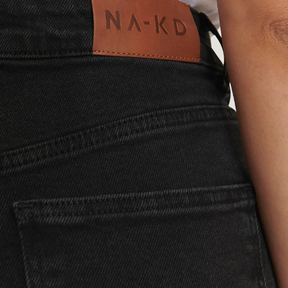 Säljer dessa supersnygga mid-waist jeans från NAKD, använda endast en gång då de tyvärr är för små för mig💕💕 nypris 429 kr! . Jeans & Byxor.