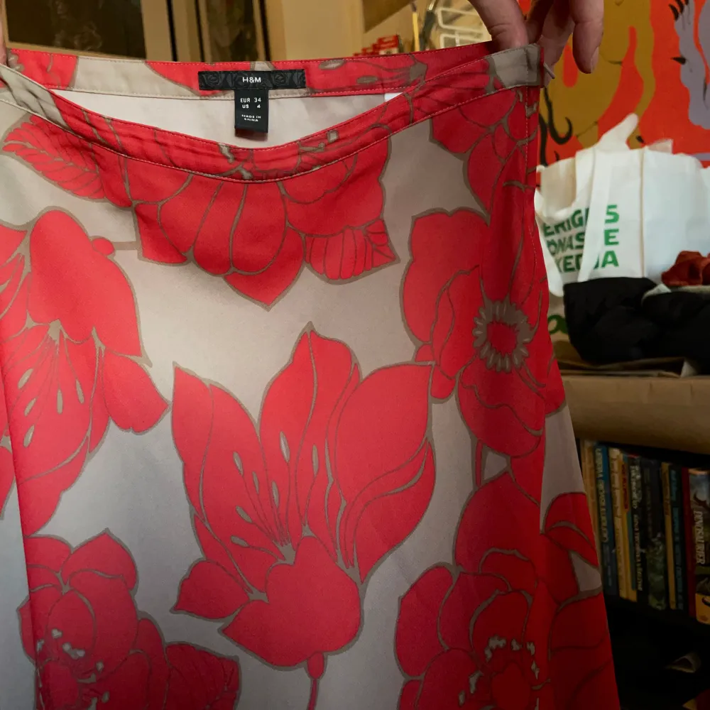 En äldre h&m kjol i jättefint skick, dragkedja på sidan.  Midjemått ca 36cm Längd ca 68cm. Kjolar.