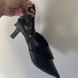 Skor - Säljer dessa svarta klackar från Nelly då dom va lite för stora, jätte fina och aldrig använda💗 