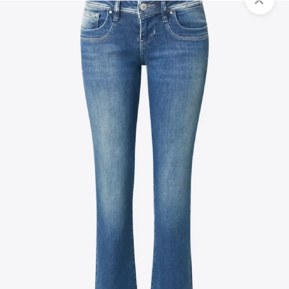 Säljer blåa LTB jeans i storleken 25/32🥰 toppen skick! Säljer då dem är för stora. Jeans & Byxor.