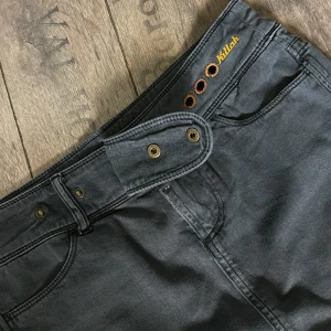 Grå jeans kjol - Grå tajt jeans kjol, som kan justeras i midjan. Köpt second hand 