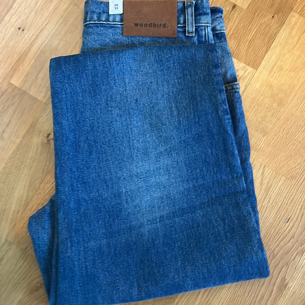Helt nya jeans från woodbrid! Fick i present för ca 1 år sen men aldrig använda, sitter lite mer åt regular/ baggy   Nypris runt 900kr. Jeans & Byxor.