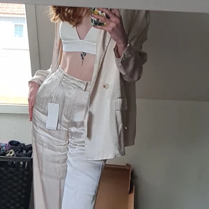 STUDENT kostym tjej - Nu säljer jag min älskade studentkostym som jag själv hade när jag tog studenten, den bär på fina minnen! Obviously använd en gång men i jättefint skick, förutom att den behöver strykas då. Satinliknande material Köpt för 900kr Bralette ingår ej