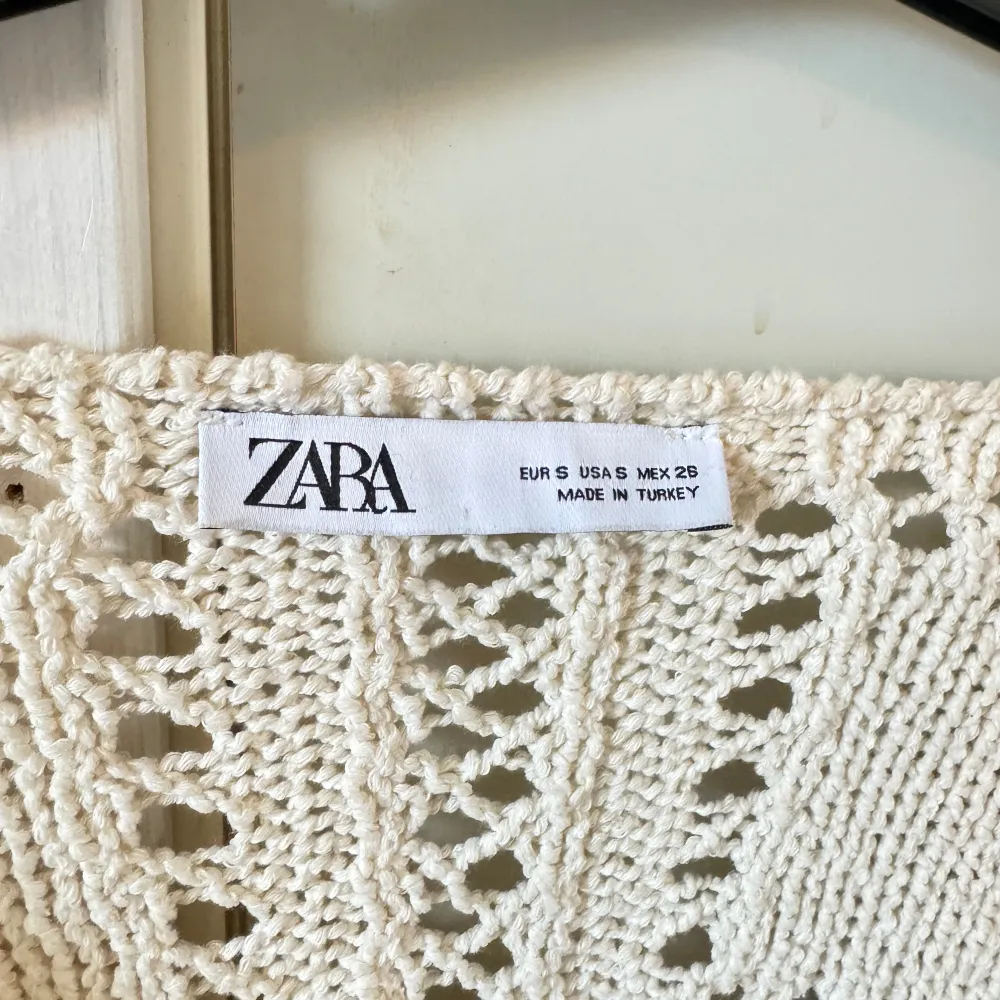 Jätte söt stickad tröja från Zara som jag fick i present som tyvärr inte passade❤️ Helt oanvänd!!. Tröjor & Koftor.