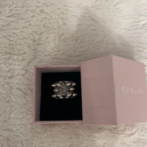 Edblad ring - Säljer nu min edblad ring i silver då jag bytt till guld💛Den är i storlek S/16,8 mm, den är i super bra skick och har inga defekter!💗(Du får även med lådan)🥰