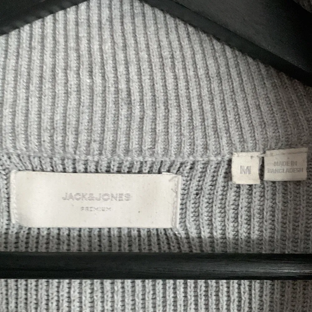 Tjena  Här är en halv zip från Jack and Jones som är perfekt att ha över en skjorta eller liknande.. Hoodies.