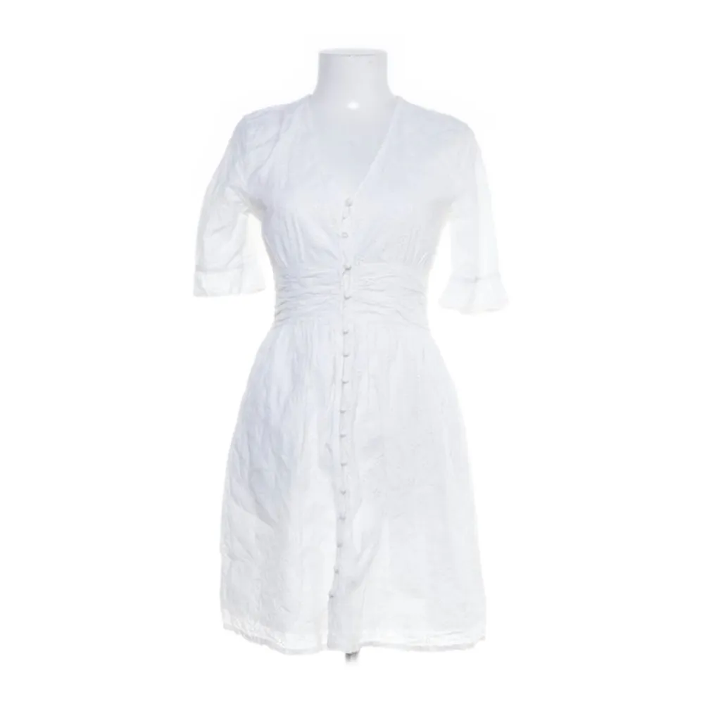 Super fin vit klänning, perfekt inför studenten eller midsommar!  Liknar Adoores klänningar! (En av knapparna är av men går att laga) Säljer då den är för liten för mig! :(. Klänningar.