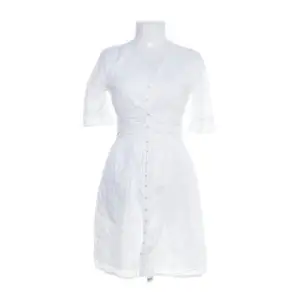 Super fin vit klänning, perfekt inför studenten eller midsommar!  Liknar Adoores klänningar! (En av knapparna är av men går att laga) Säljer då den är för liten för mig! :(