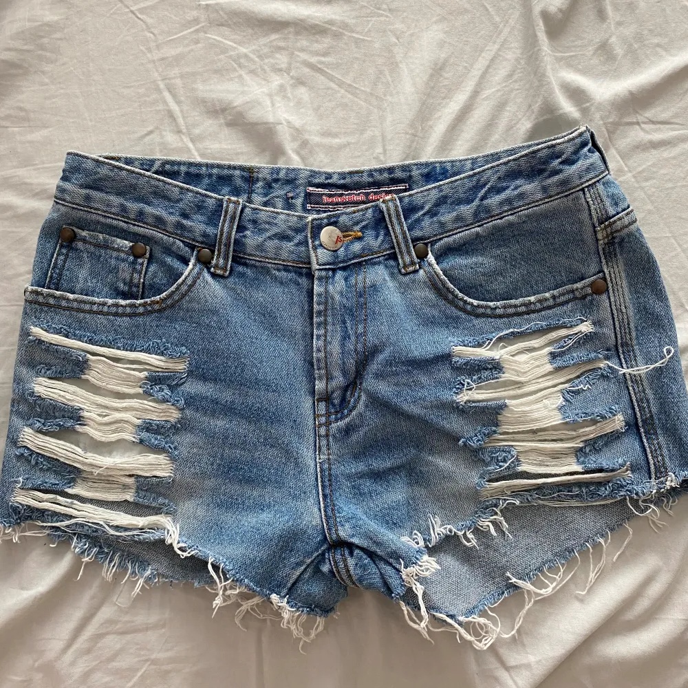 snyggaste vintage lowrise jeansen som är perfekt för sommaren! Fint skick. Shorts.