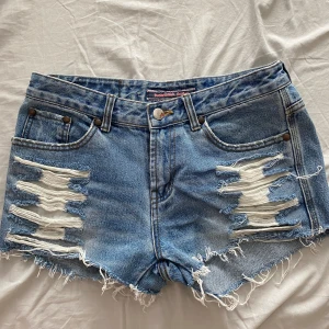 Vintage low rise jeans shorts - snyggaste vintage lowrise jeansen som är perfekt för sommaren! Fint skick