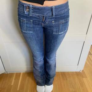 Säljer dessa skit snygga diesel jeans storlek 32/25/ XS med dubbelknapp! Innerbenslängd 80 cm  Midjemått 35 cm Ytterbenslångd 97 cm Benvidd längst ner 23 cm❤️ Säljer för 450! 