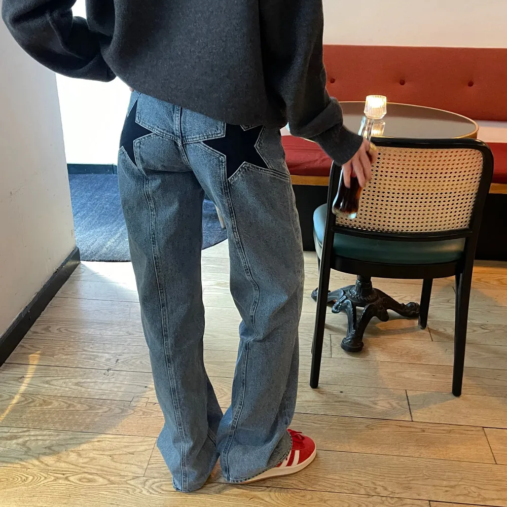 Hela nya jeans med stjärnor på fickorna. Säljer då jag väntade för länge för att skicka tillbaka. Jag är 173 cm lång och brukar vanligtvis ha S. Skulle säga att dessa är mer som en M. . Jeans & Byxor.