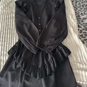 Säljer denna jätte fina neo noir klänning i stl M, köpt för 899, säljer för 400 snabbt köp!❣️ Använda 1 gång😇