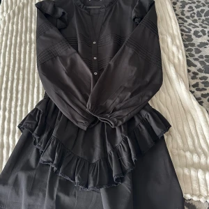 Neo noir klänning - Säljer denna jätte fina neo noir klänning i stl M, köpt för 899, säljer för 400 snabbt köp!❣️ Använda 1 gång😇