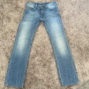 Säljer dessa jeans från diesel då de är för små, i super bra skick. De är i storlek 14 barn men skulle säga xxs/xs 🩷ny pris ca 1300kr
