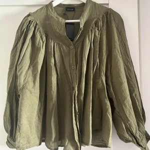 Blus - En jättefin grön blus som aldrig kommit till användning! Lappen finns kvar💕